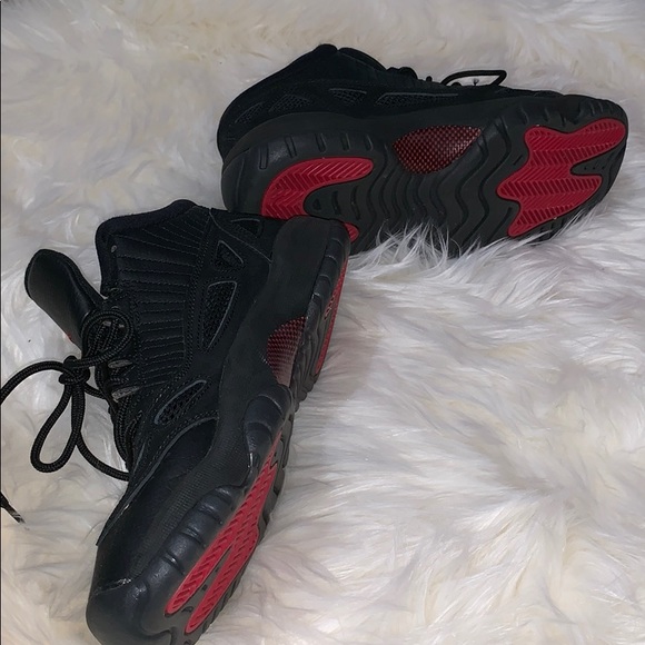 Jordan 11s retro low size 6y - Picture 3 of 3